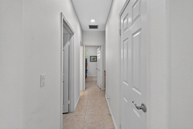 Building Photo - 60440 Juniper Ln