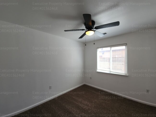 Building Photo - 5 bedrooms/ 2 baths Location Olive Dr/ Old...