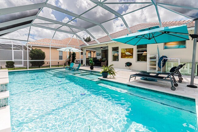 Building Photo - Seasonal Lakeside Luxury Home With Pool in...