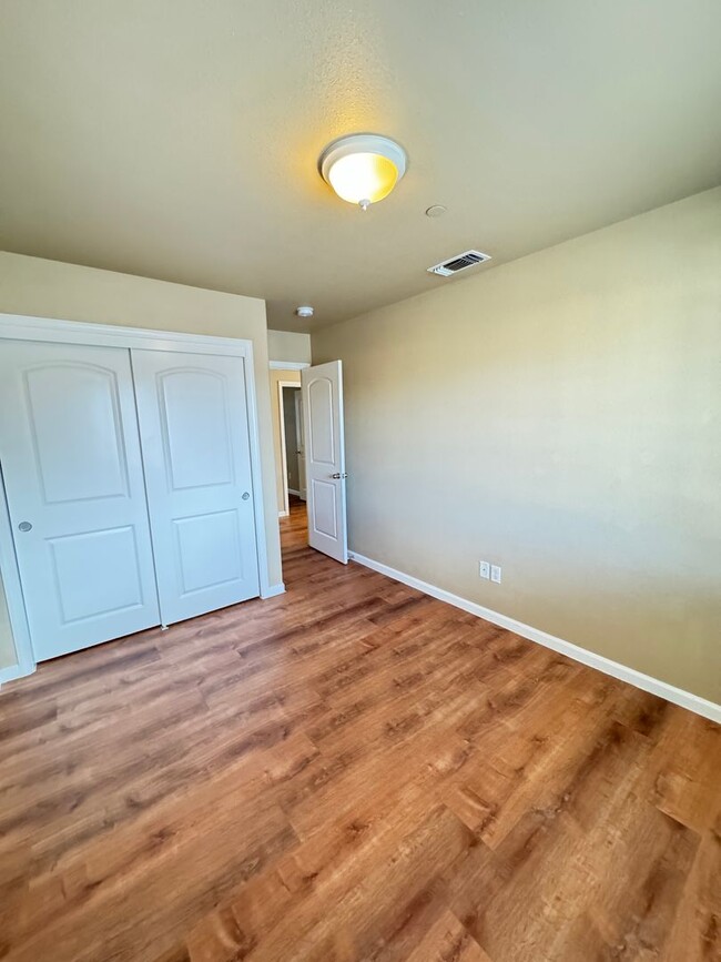 Building Photo - 3  bed/ 2.5 bath townhouse - Yuba City