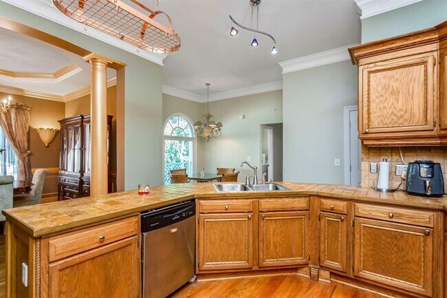 Building Photo - 65 Claire Dr SE