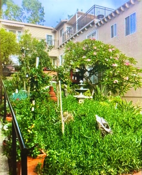 Building Photo - 2411 1/2 N Beachwood Dr