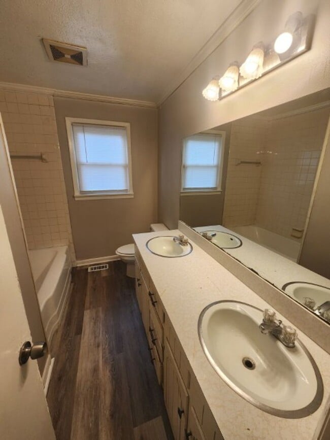 Building Photo - 1805 W 35th St