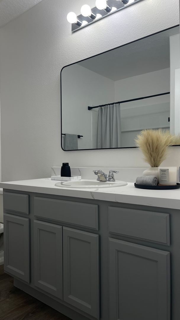 Building Photo - Beautifully Updated 3-Bedroom Townhouse in...