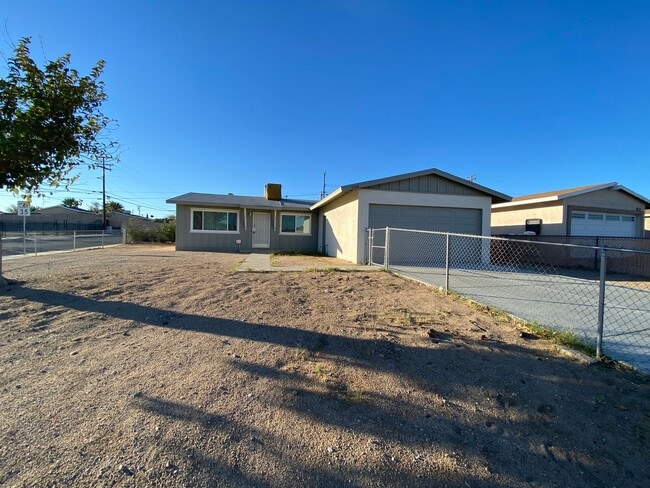 Primary Photo - 3 BEDROOM 2 BATH HOUSE LOCATED CLOSE TO SC...