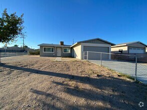 Building Photo - 3 BEDROOM 2 BATH HOUSE LOCATED CLOSE TO SC...