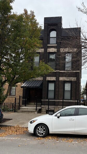 Building Photo - 3115 S Racine Ave