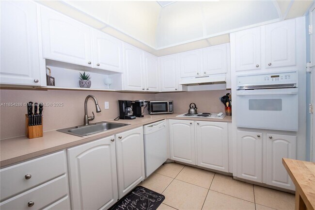 Building Photo - 3901 S Ocean Dr