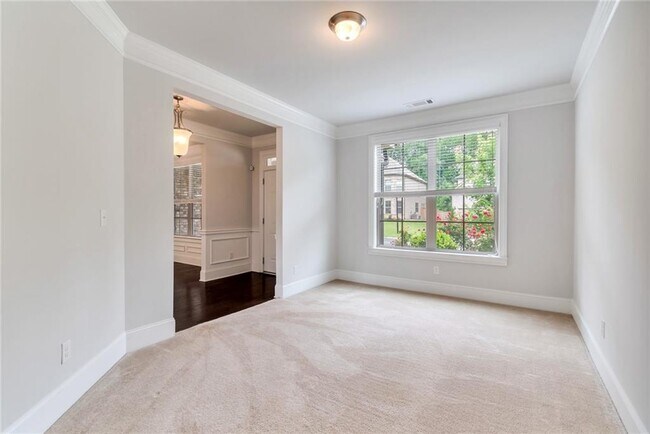Building Photo - 5210 Mirror Lake Dr