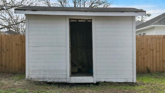 Building Photo - 819 Kristen Ln