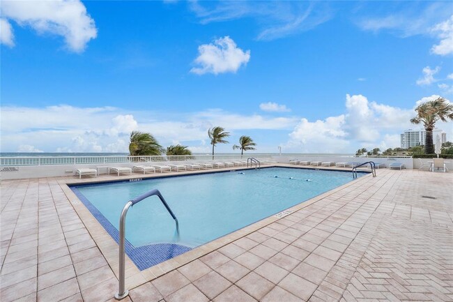 Pool and jacuzzi - 1370 S Ocean Blvd