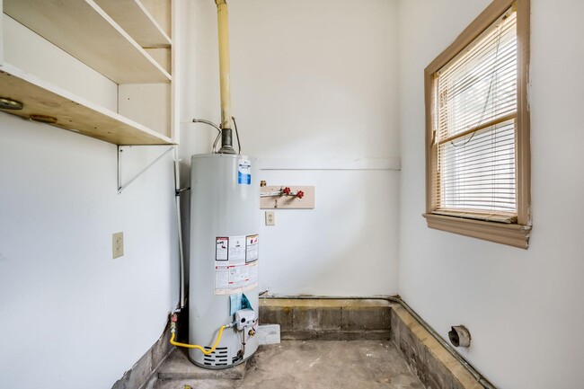 Building Photo - 415 E 6th St