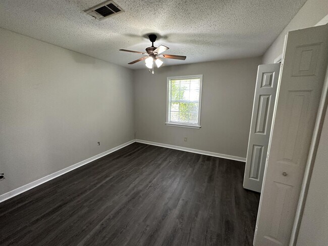 Building Photo - 108 Briarmeade Dr