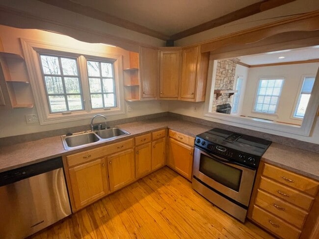 Building Photo - Mebane Farmhouse Available Now!