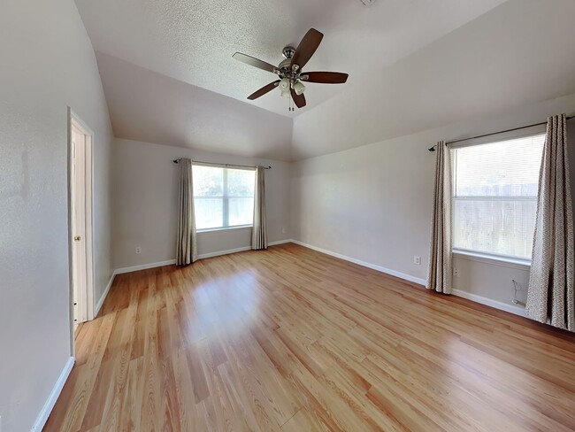 Building Photo - MOVE IN READY NOW! CHECK IT OUT!