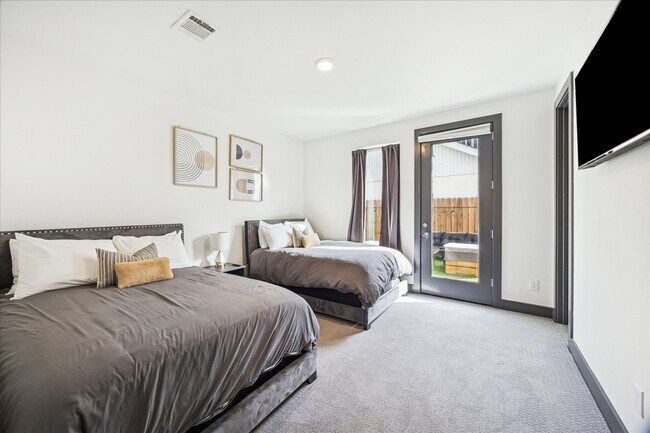 Building Photo - 1404 Goliad St