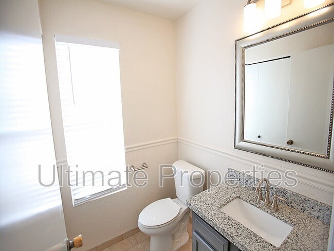 Building Photo - 948 E Escuda Dr