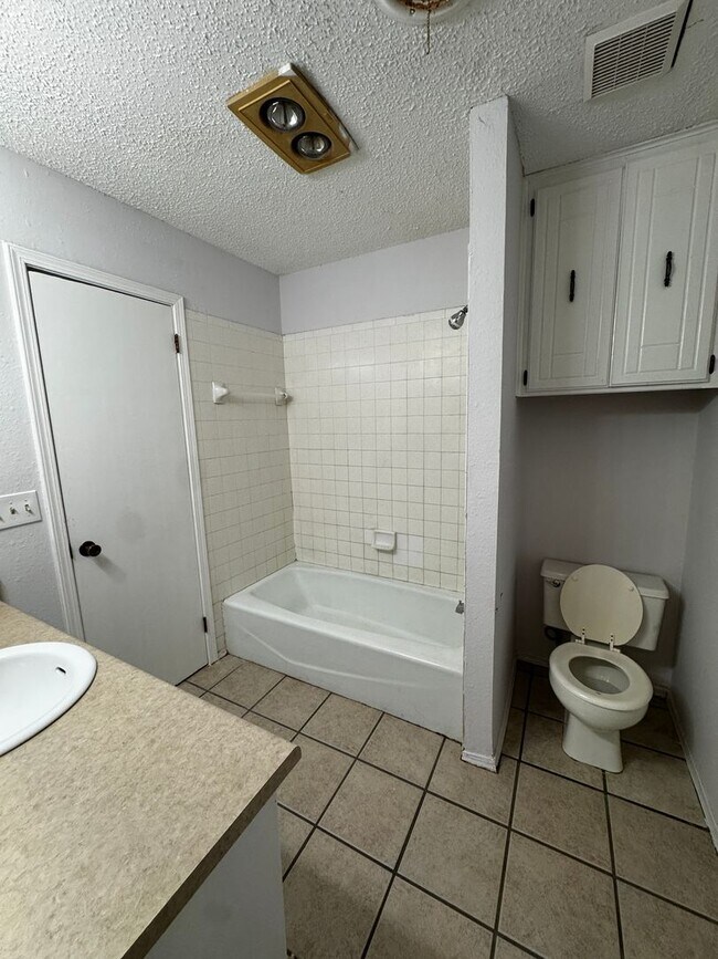 Building Photo - Redone Duplex spacious 2bedrrom 1 bathroom Hospital District