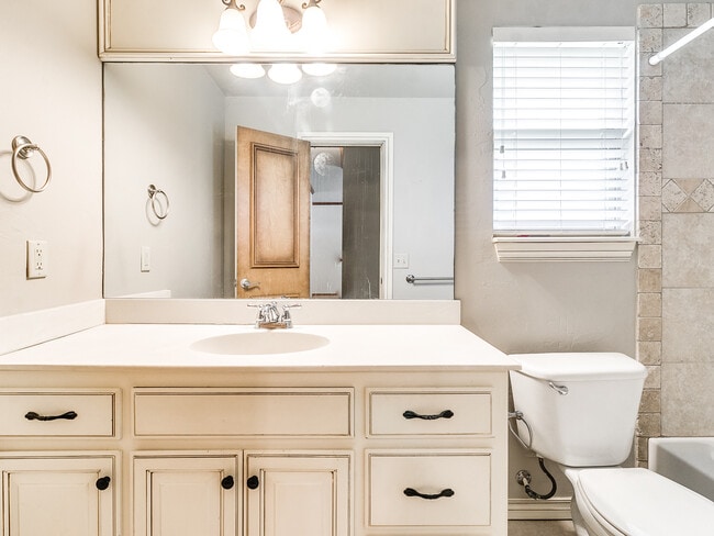 Building Photo - 15609 Traditions Dr