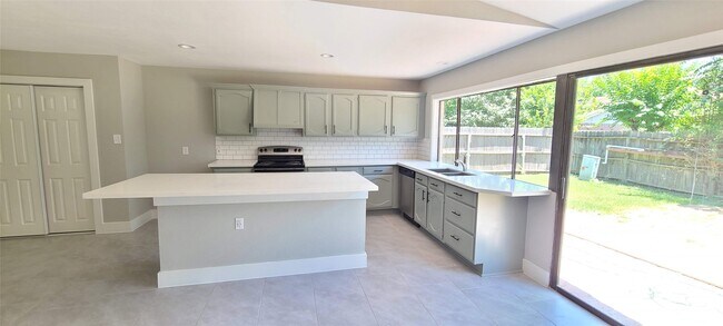 Building Photo - 15623 Mendocino Dr