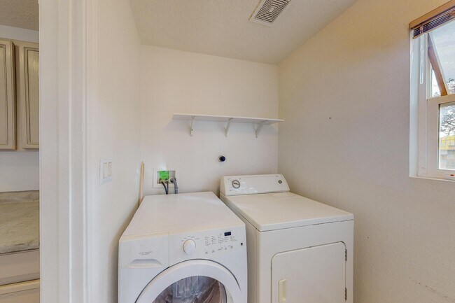 Building Photo - 6056 Malpais Park Ave NW
