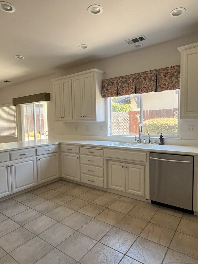 Building Photo - Available Now – 4 Bedroom Home in Desirabl...