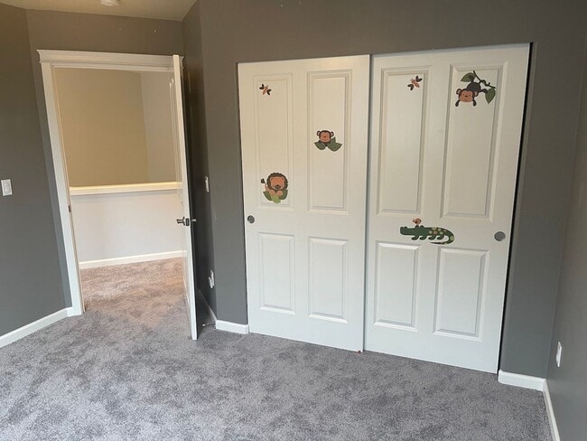 Building Photo - Spacious 3BD/2.5BTH Available for Lease in...