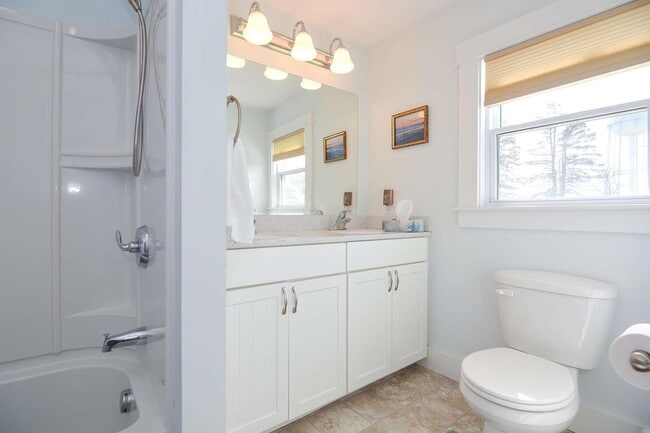 Building Photo - 7 Williams St