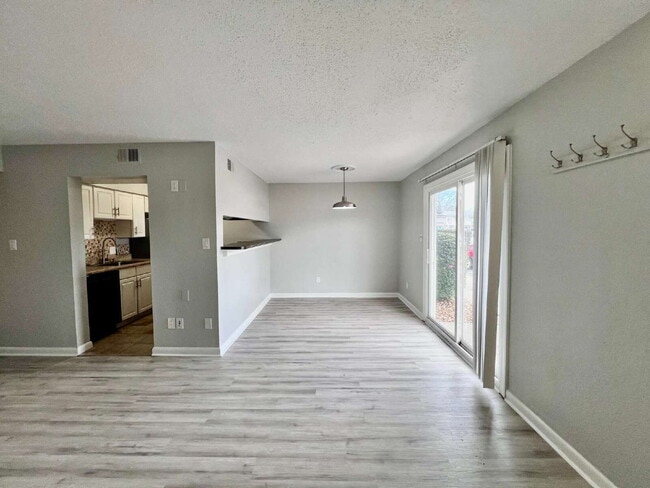 Building Photo - AMAZING 2 BED / 2 BATH CONDO – ONLY 8 BLOCKS FROM THE BEACH!