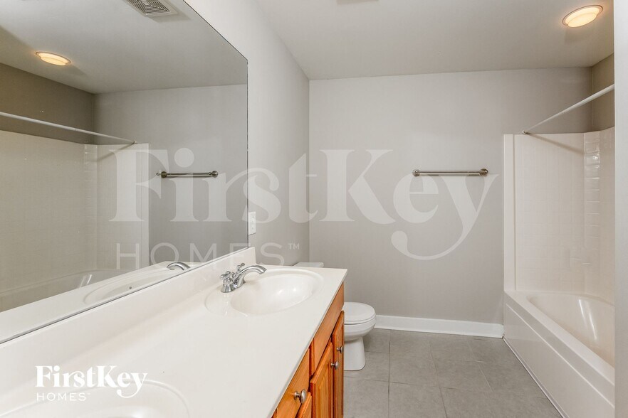 Building Photo - 4598 Clubview Dr