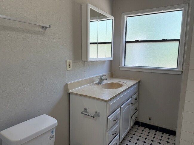 Building Photo - Lovely 1-Bedroom in Mahncke Park