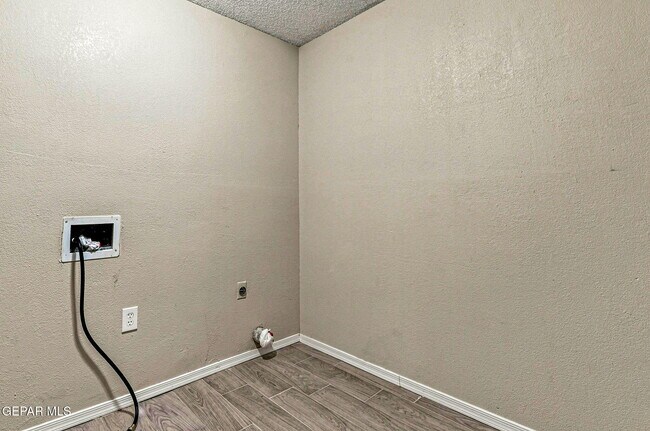 Building Photo - 11524 Meadowbrook Dr