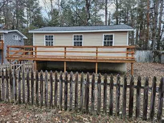 Building Photo - Charming Cottage with Lake View!