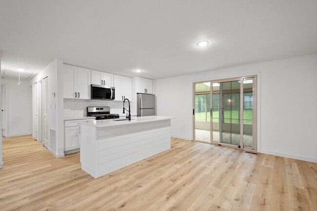 Building Photo - READY FOR MOVE IN! NEWLY RENOVATED 3 BEDRO...