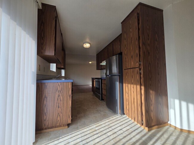 Building Photo - Spacious home with fully fenced yard!