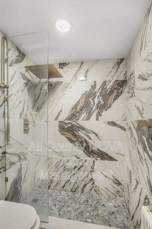 Building Photo - 922 24th St NW