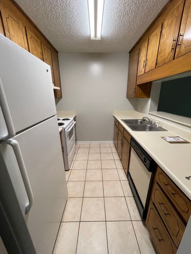 Building Photo - Rolling Acres Townhome.