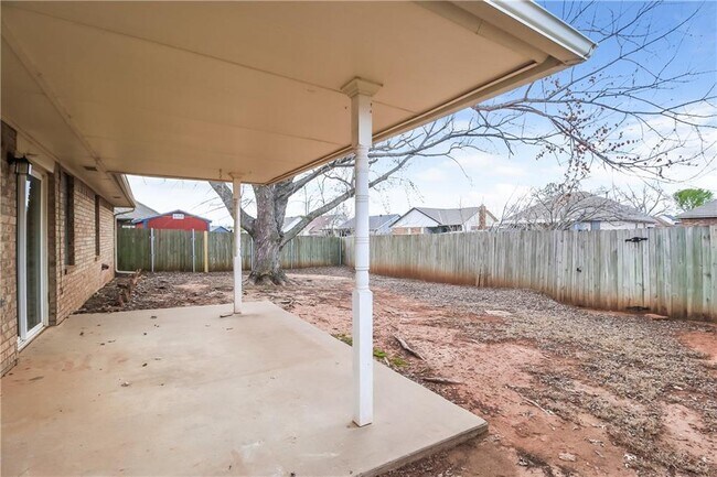 Building Photo - 2425 E Hills Dr