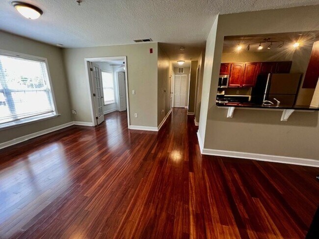 Building Photo - MOVE IN NOW!! Gated community Miriada! 1st floor 1X1.5 bath condo near pool area!!! Laminate wood...