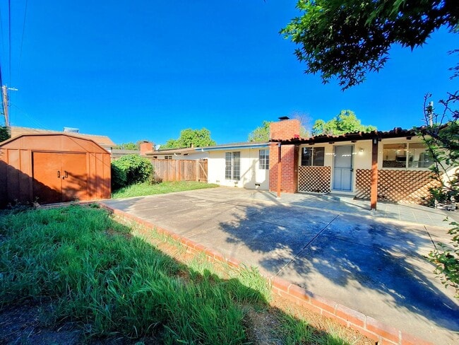 Building Photo - Refurbished 3bd Single Story House With Carport & Large Yards