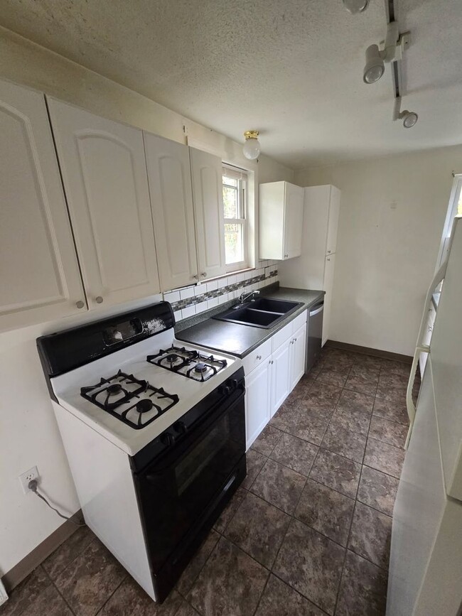 Building Photo - Welcome to this charming 3-bedroom, 1-bath...
