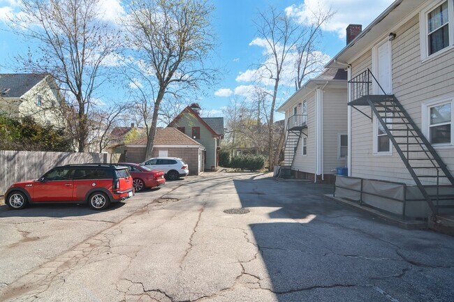 Building Photo - 177 Albert Ave