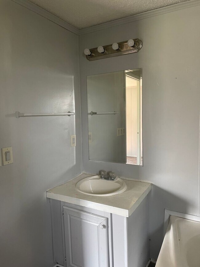 Building Photo - 3 BR 2 Bath 1,280 sq ft singlewide mobile home on 3.09 acres in Lonoke, AR