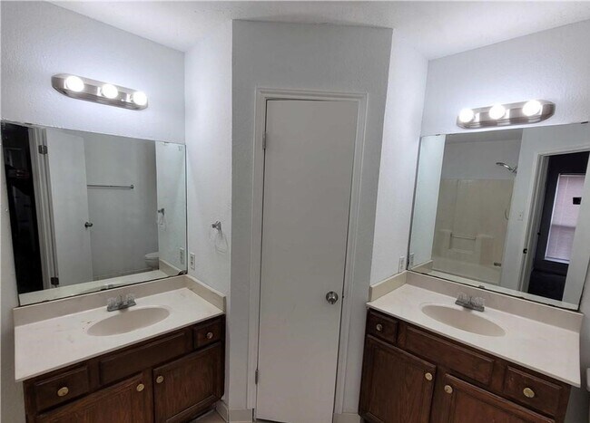 Building Photo - Upgraded 3 bedroom 2 bathroom home!  HOUSING ACCEPTED!