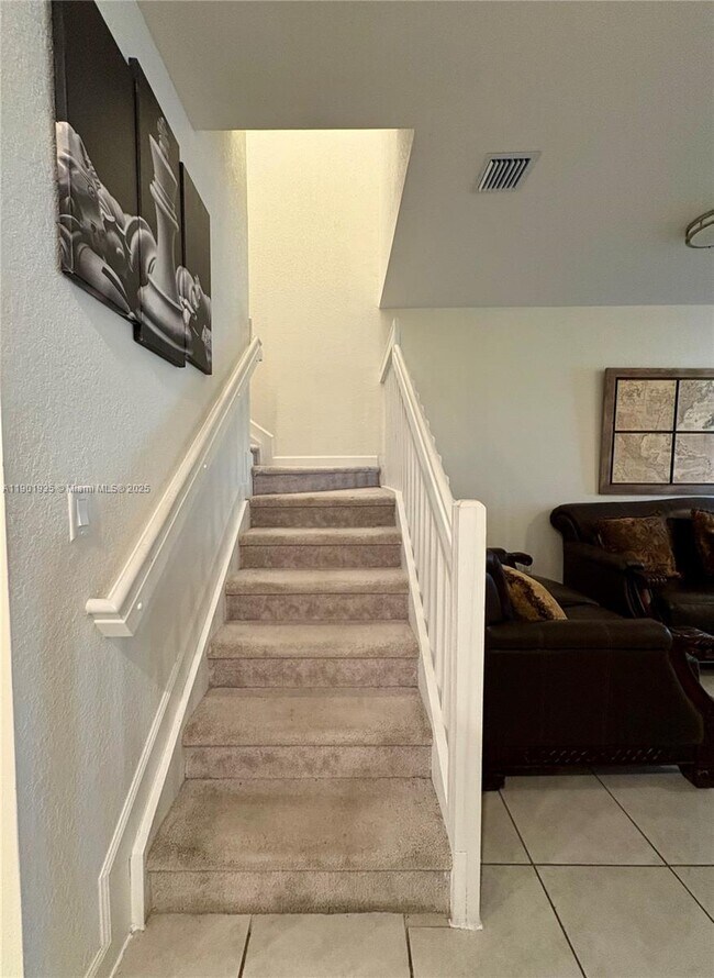 Building Photo - 1020 SE 26th Ter