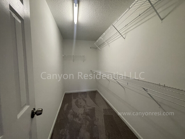 Building Photo - Beautiful 3b Room! Move in ready!