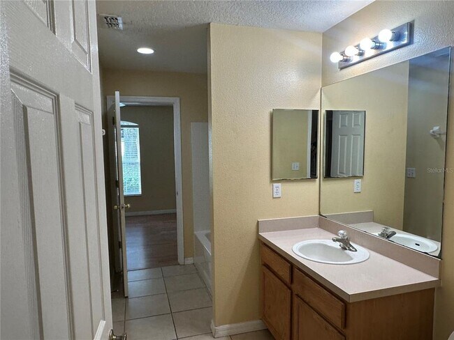 Building Photo - 1105 Hill Mount Dr