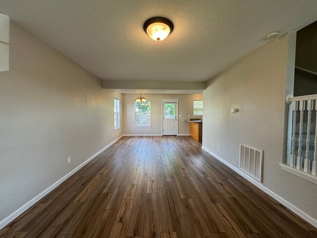Building Photo - 3 bedroom, 2.5 bathroom duplex located clo...