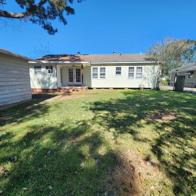 Building Photo - 515 Ledoux St