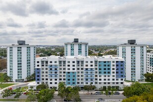 Building Photo - Brisas Del Este II